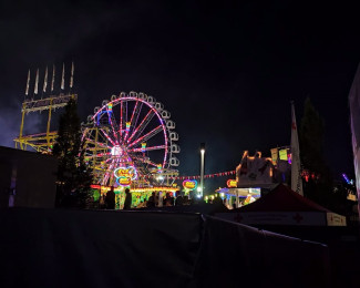 Das beleuchtete Hofer Volksfest bei Nacht